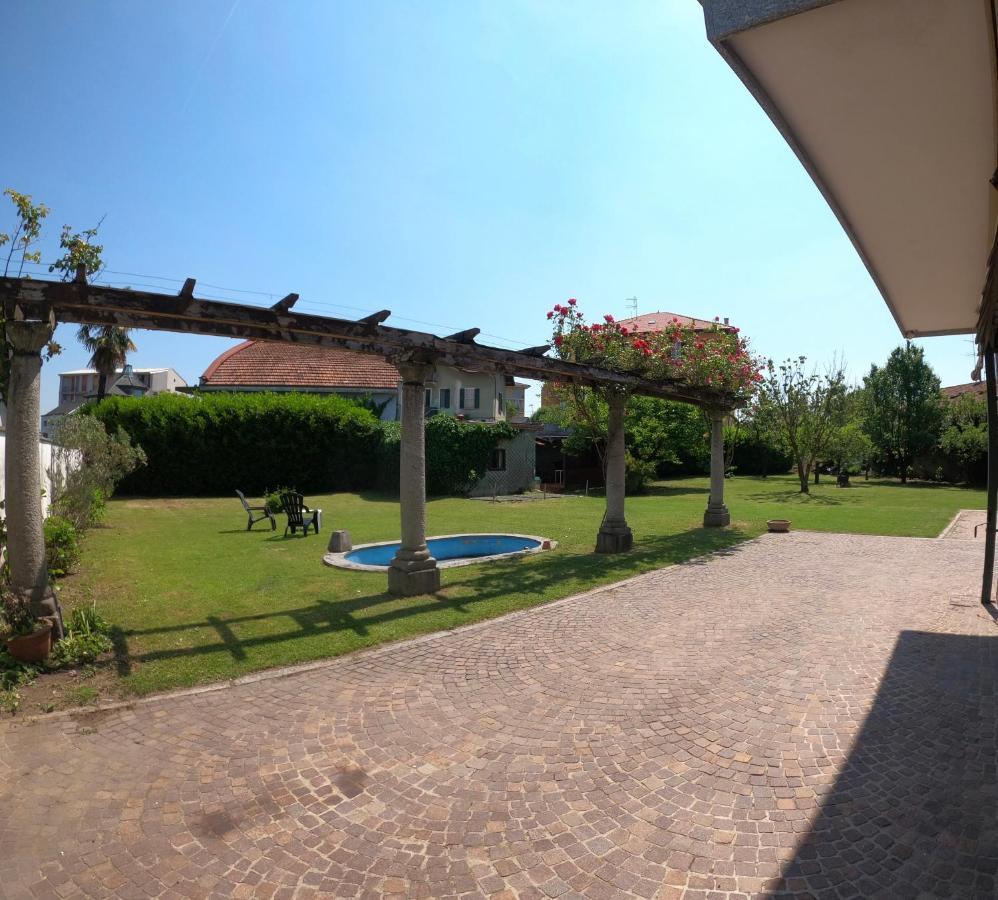 Bella Vita Guesthouse -Parcheggio Privato Interno Arona Luaran gambar