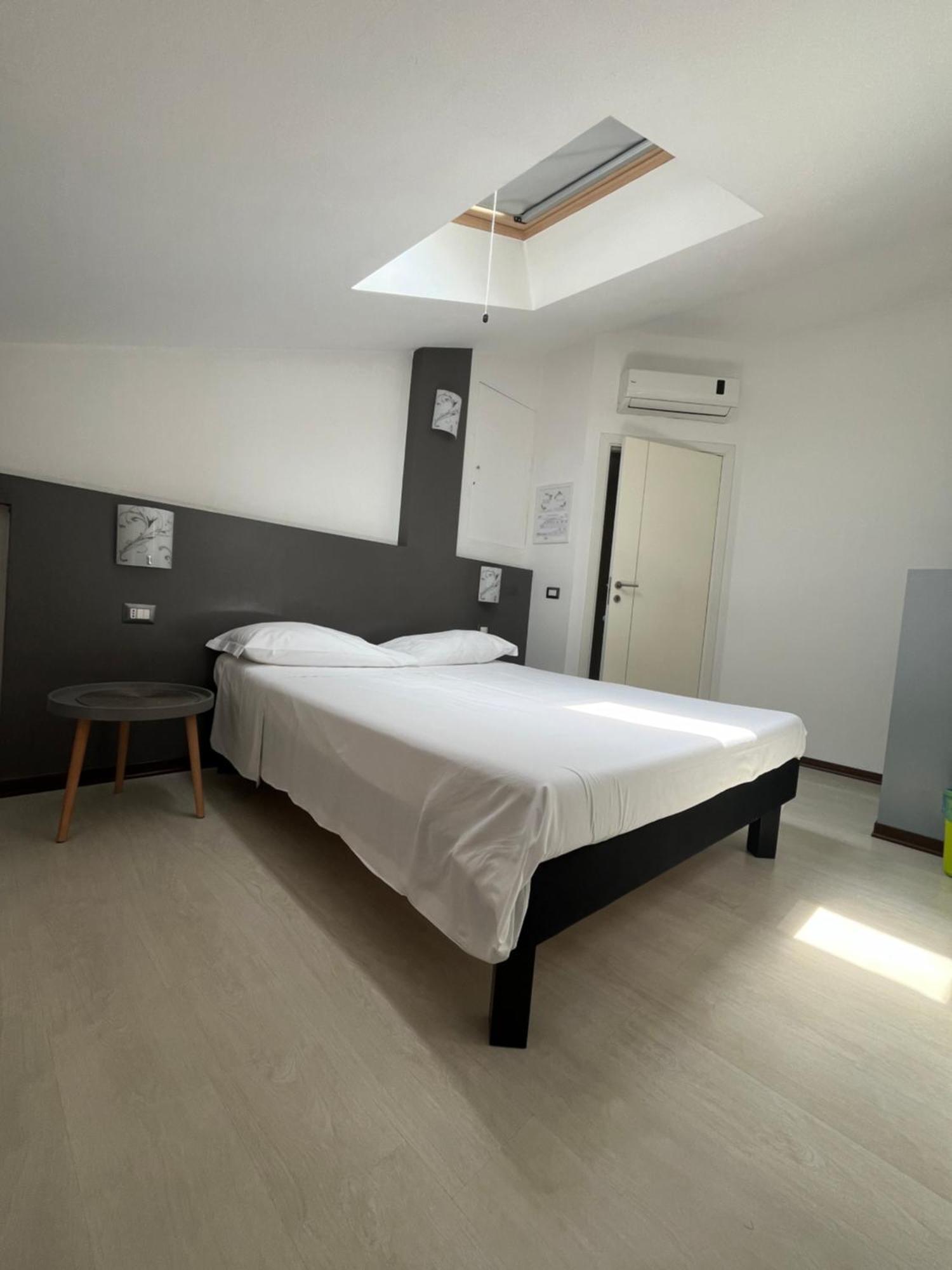 Bella Vita Guesthouse -Parcheggio Privato Interno Arona Luaran gambar