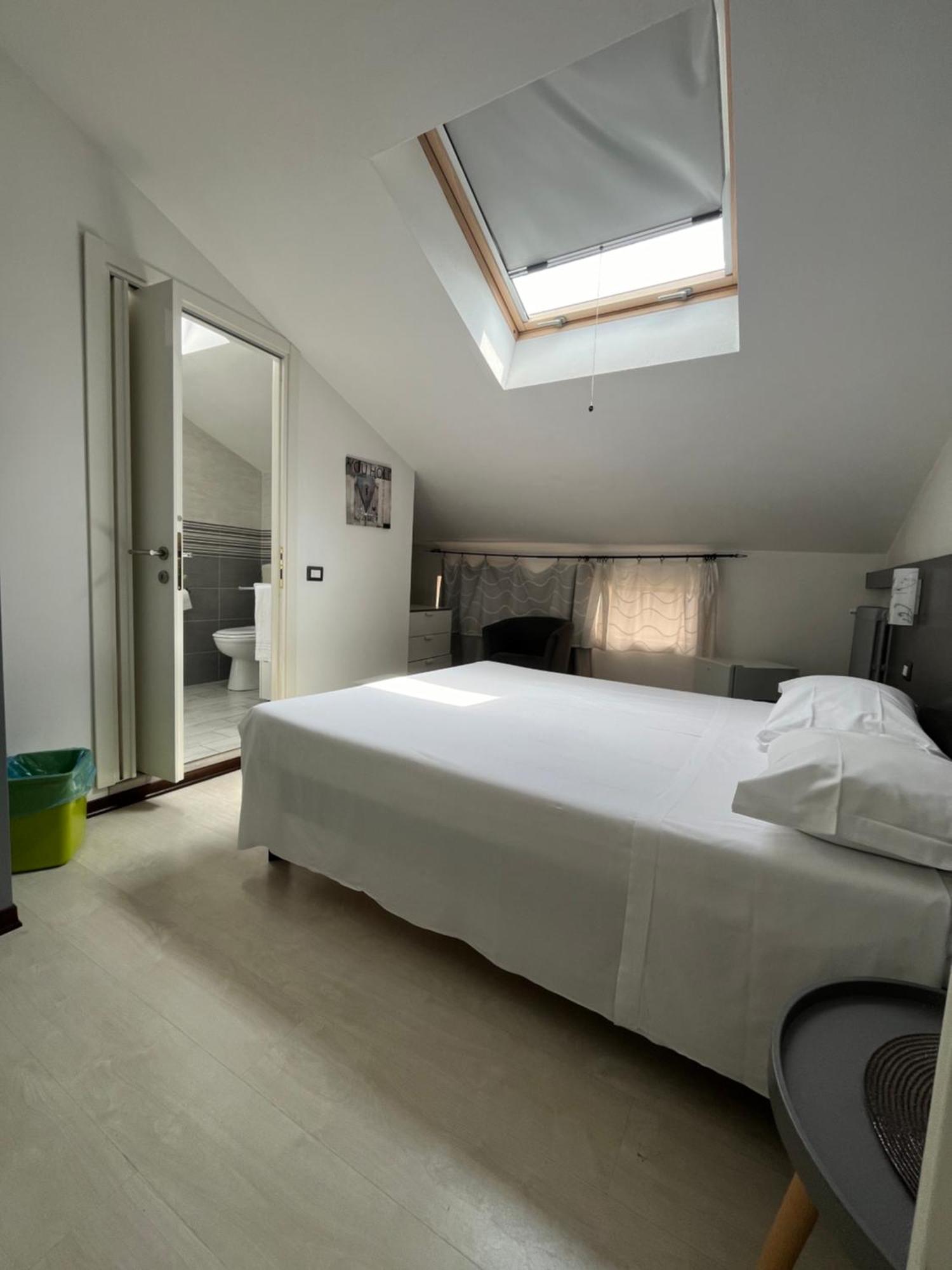 Bella Vita Guesthouse -Parcheggio Privato Interno Arona Luaran gambar