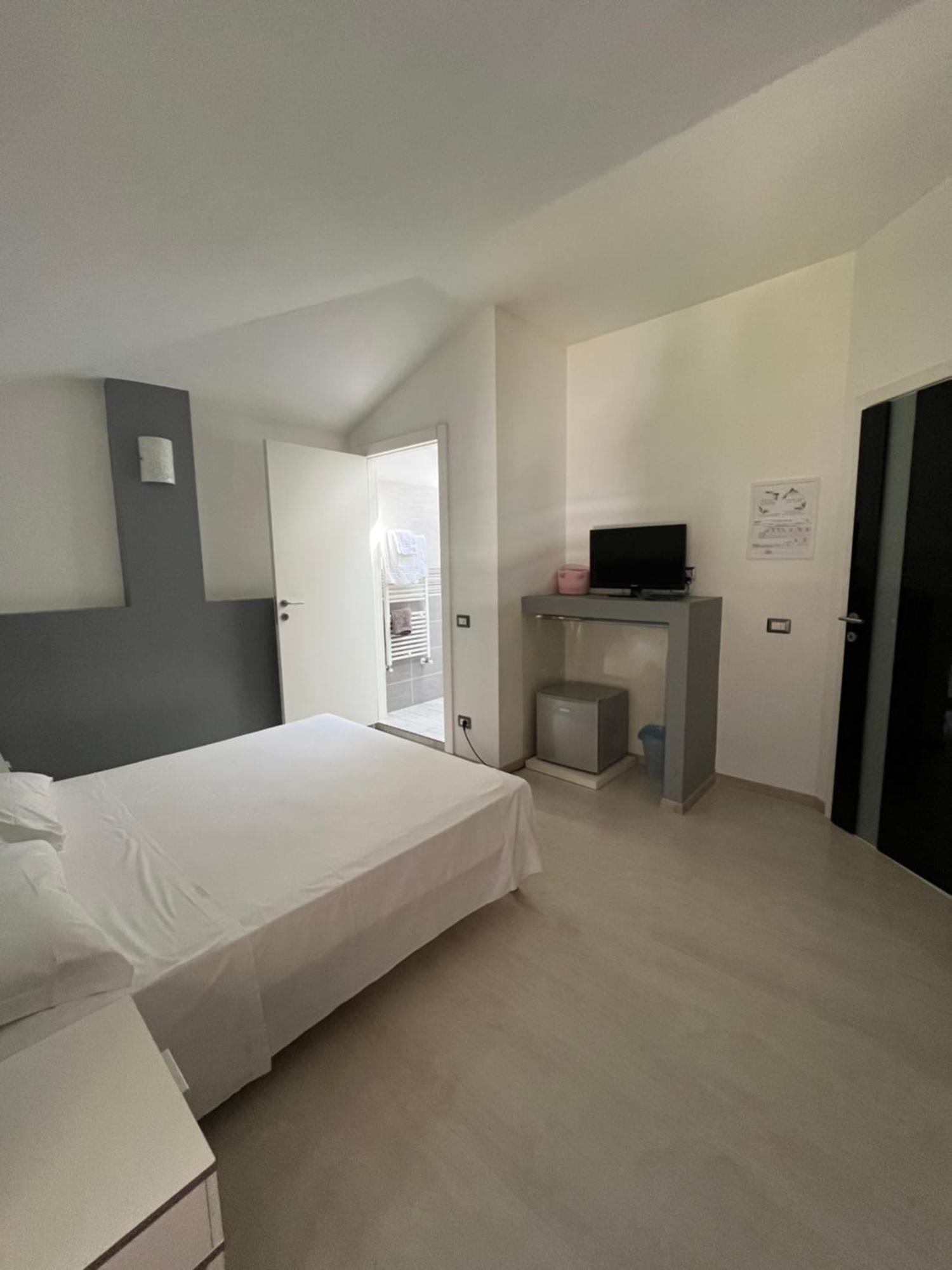 Bella Vita Guesthouse -Parcheggio Privato Interno Arona Luaran gambar