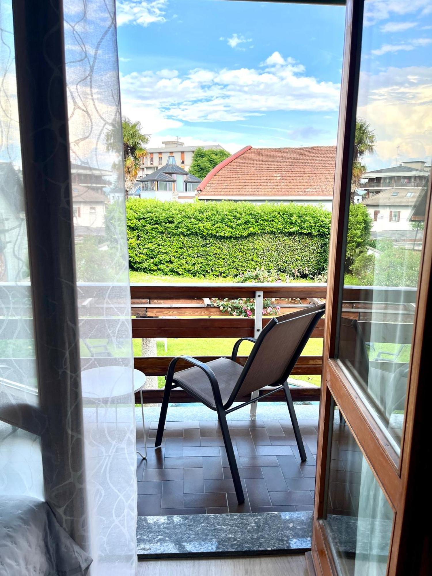 Bella Vita Guesthouse -Parcheggio Privato Interno Arona Luaran gambar