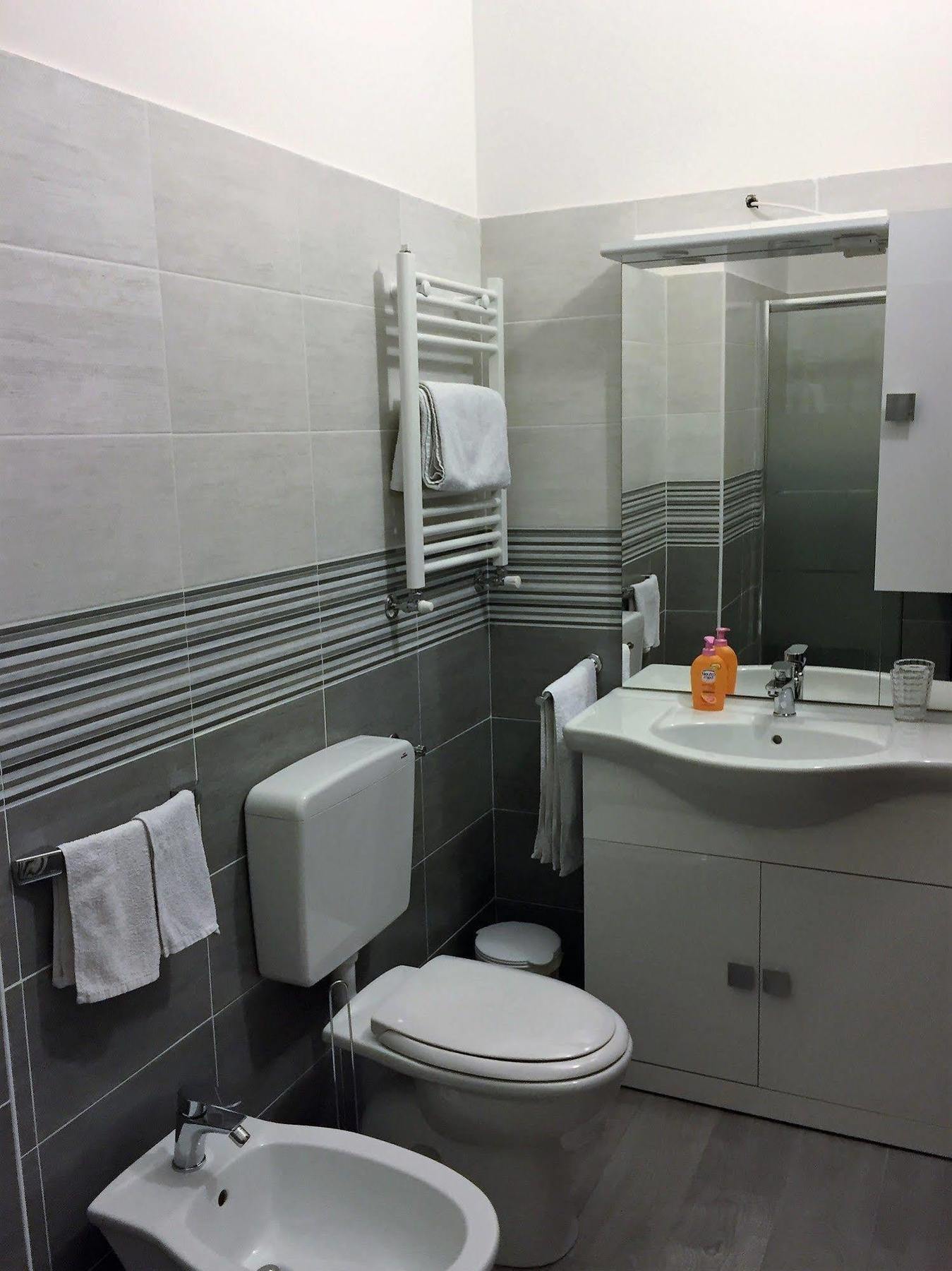 Bella Vita Guesthouse -Parcheggio Privato Interno Arona Luaran gambar