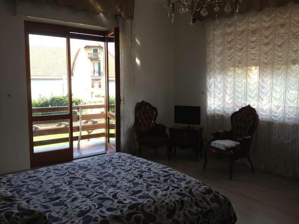 Bella Vita Guesthouse -Parcheggio Privato Interno Arona Luaran gambar